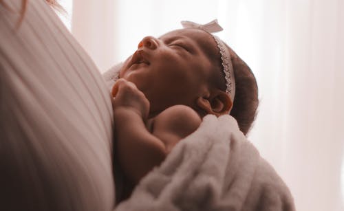 对于刚出生不久的宝宝（0-4个月），父母可以如何进行早教？