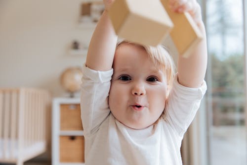 0-1岁如何根据宝宝不同阶段的动作特点发展孩子的运动能力